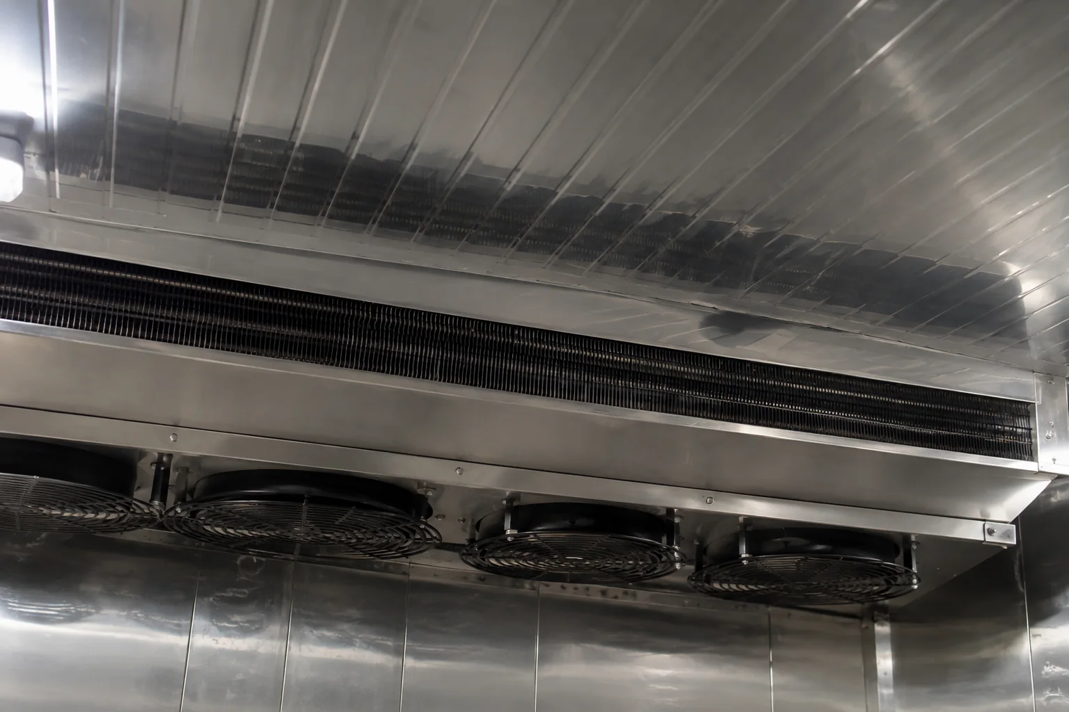 Glamet Frigo Inox — aplicación del sistema Metecno
